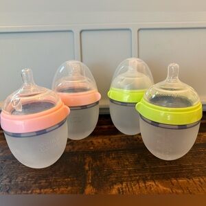 Comotomo Baby Bottles with Pink and Green Lids